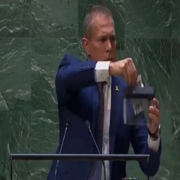 Embajador de Israel ante la ONU tritura la Carta de las Naciones Unidas