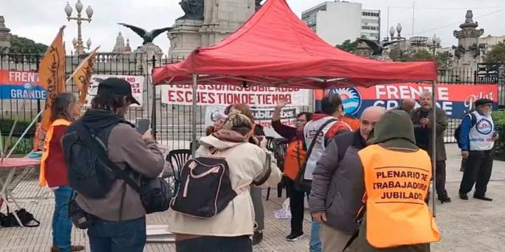 “Robar a los jubilados es un crimen social”, organizaciones de jubilados instalaron una carpa frente al Congreso