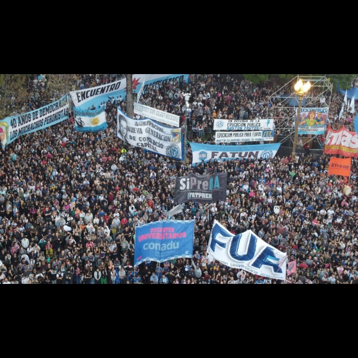 Multitudinarias movilizaciones en todo el país en defensa de la universidad pública