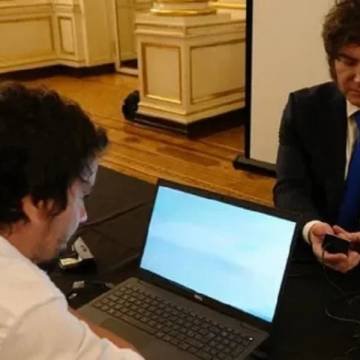 Javier Milei estrenó el nuevo DNI