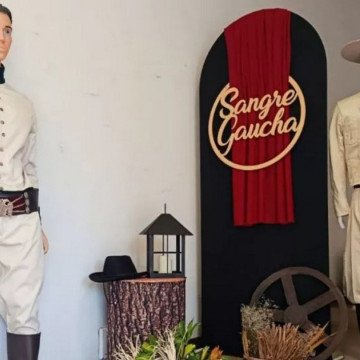 Muestra y desfile de trajes gauchos artesanales en el Mercado Artesanal de Salta