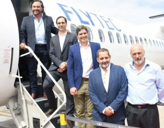 Sáenz destacó la inversión privada y el crecimiento minero en la presentación del avión Dash 8-400 en Salta