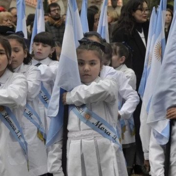 Más de 600 estudiantes prometieron lealtad a la Bandera Nacional en el Parque San Martín