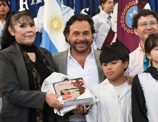Inició la distribución de kits y manuales escolares en toda la provincia y reafirmó su defensa del federalismo