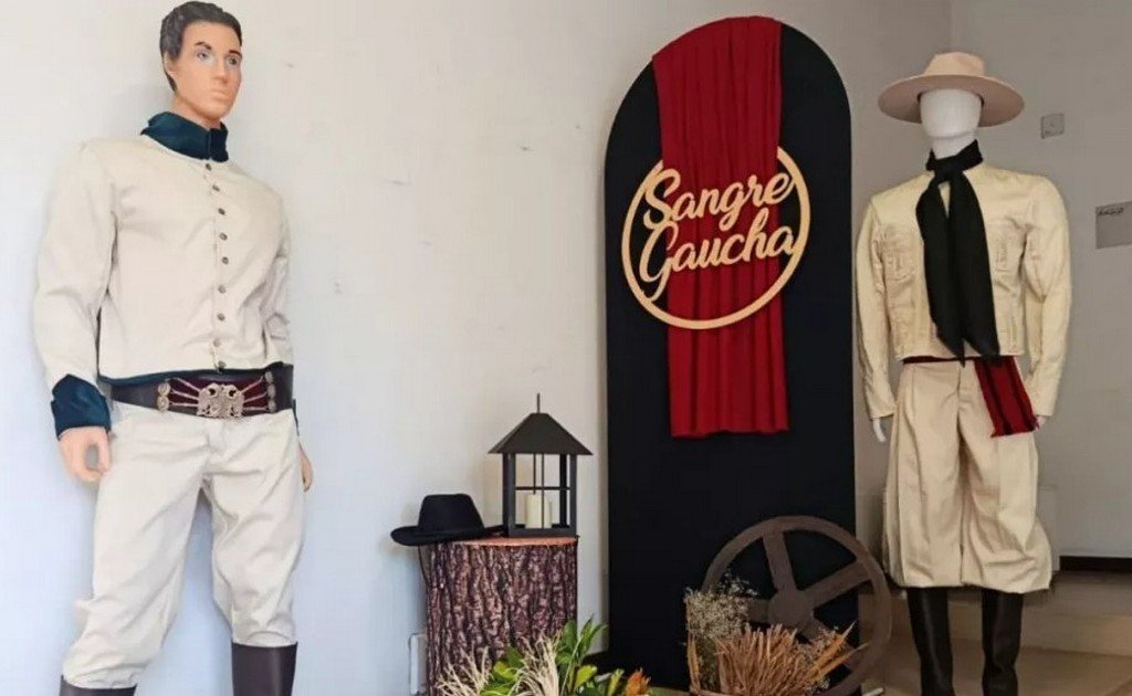 Muestra y desfile de trajes gauchos artesanales en el Mercado Artesanal de Salta