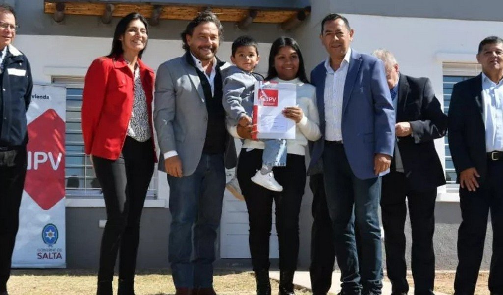 Con fondos provinciales, Sáenz entregó 40 viviendas en Moldes y reactivó una obra paralizada