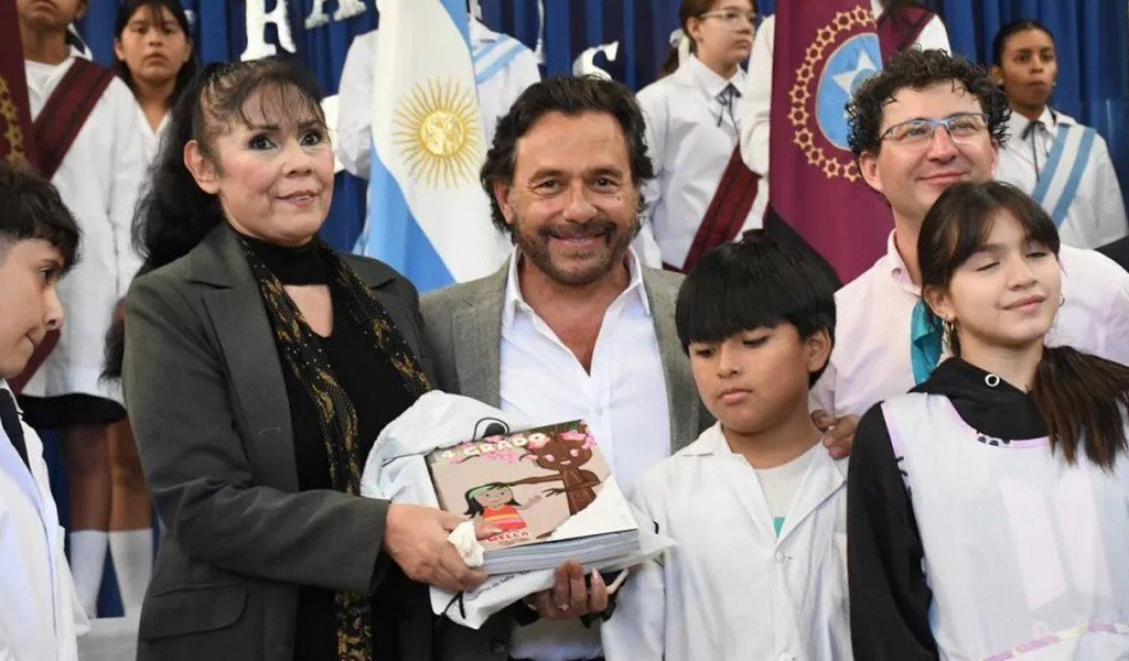 Inició la distribución de kits y manuales escolares en toda la provincia y reafirmó su defensa del federalismo