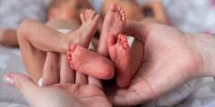 Nacieron las primeras dos bebés concebidas por un robot en Estados Unidos
