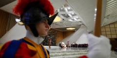 ¿Qué hace la Guardia Suiza mientras que el Papa Francisco está en el hospital?