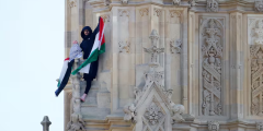 Un hombre con una bandera palestina escala la torre del Big Ben en Londres
