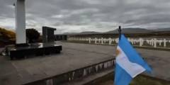 Youtuber colombiano visita Malvinas e iza la bandera argentina