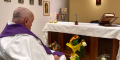 Vaticano comparte primera foto del Papa Francisco en el hospital: “Sigue estable”