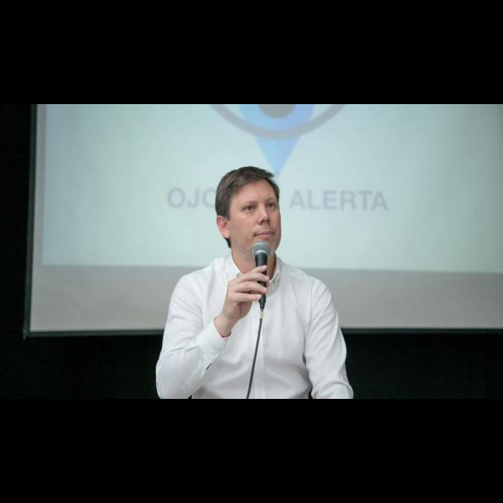 Un radical con peluca tucumano se fue de gira a Israel y quedó atrapado en medio de la guerra